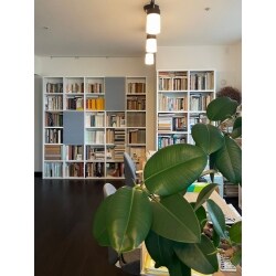 リビングスペースと洋室などに収納棚を造作し収納力の大幅アップが実現！大切な書物の収納場所をつくることができました。
扉を部分的に配置したことにより、インテリアのアクセントにもなっています。