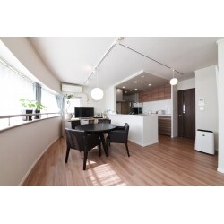 親から子へ、住まいを譲渡され住み替えに伴うリノベーション事例のご紹介です。
キッチンが暗かったので開放的に、明るいおうちにしたいとの事や
また内装や設備のテイストに統一感を持たせたいというご要望に応えました。
一面に窓があるLDK、バルコニーまで広がりのある空間にうまれかわりました。