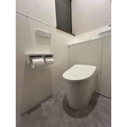 背面に収納できるキャビネットで収納力もありつつ、お部屋全体がすっきりとした印象になりました。床もフローリングからフロアタイルに変え、お掃除も楽ちんに。