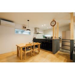 ピット付きのガレージを備えた 家族それぞれが楽しめる家