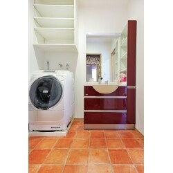 暗く雑然とした雰囲気だった浴室やトイレなどの水回りをテラコッタ調のフロアで統一することで、すっきりとシンプルに生まれ変わった洗面所は、使い勝手も格段にアップしました。