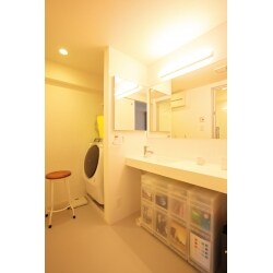 使い勝手を重視した多面鏡と幅広カウンター