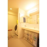 使い勝手を重視した多面鏡と幅広カウンター