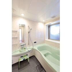バスルームは設備を一新し、バスタブには優しいカラーのグリーンをチョイスして華やかな雰囲気を演出しました。