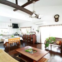 高い天井と大きな梁 アンティーク家具の似合う部屋