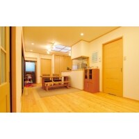 無垢の床材や珪藻土壁など自然素材を使った2世帯リフォーム