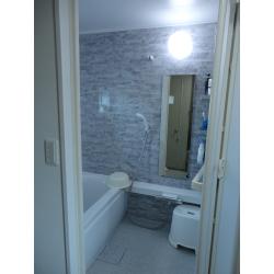 長年ご使用のタイル壁の浴室は目地の汚れが落ちにくくお掃除も大変でした。今回はアクセントパネルの浴室でお掃除しやすくスッキリした空間に仕上がりました。