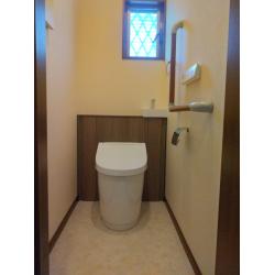 タンク有りのトイレから収納付きトイレLIXIL「Jフィット」という商品を設置しました。ご使用のトイレはタンクの所に通常の手洗いがありましたが、今回はタンクを隠して収納が付いてる所の上に手洗いをつけました。空間がスッキリして手入れもしやすいです。