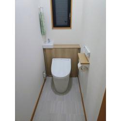 トイレ本体と内装全体も一新されました。キャビネット式のトイレで収納箇所もありカウンターには小物類も置けるのて使いやすくスッキリとした印象のトイレ空間に仕上がりました。