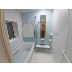 長年ご使用の浴室からお掃除しやすく断熱性に優れた浴室に交換しました。その他洗面室、トイレ給湯器も一新されました。