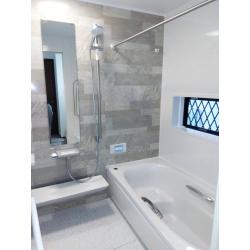 戸建て浴室リフォームです。脱衣室から浴室への段差が10センチほどあり、バリアフリーにするため土台を高く施工しました。土台を高く調整することで元々の窓の下の部分が隠れて窓サイズが小さくなりますが、窓サイズが小さくなることで断熱効果も高まりバリアフリーで快適な浴室空間にリメイクされました。