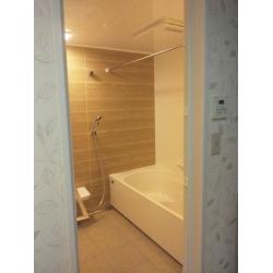 耐久性のあるホーローパネルの壁は傷に強く汚れもサッと落ちるのでお掃除もしやすくなりました。長年ご使用の浴室は照明が壁付でしたが天井照明になり全体が明るく快適な浴室空間に一新されました。