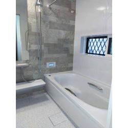 タイル張りの浴室からパネル張りの浴室に一新。入口段差解消のため浴室全体の高さを調整、窓を小さくしてより断熱効果をアップ。床ワイパーも設置してお掃除しやすい空間に。洗面室も収納性・機能性が充実した洗面台に交換され快適な空間になりました。