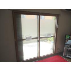 戸建にて浴室外窓交換とリビングに内窓を設置した窓断熱リフォームです。浴室は面格子付きの外窓に交換、リビングは大きな引違い窓に内窓を設置。断熱効果が高まり、室内を快適に過ごせます。