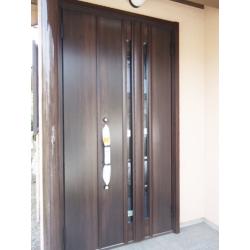戸建にて玄関ドア交換リフォームです。現在ご使用の玄関ドアを断熱効果がある玄関ドアに交換。結露軽減や外からの冷気を抑える効果があります。