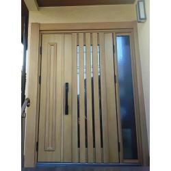 戸建にて玄関ドア交換リフォームです。長年引き戸タイプをご使用されていました。今回は開き戸で親子ドア式（親扉・子扉両方開くタイプ）を設置され、大きな荷物も出し入れできるようになりました。防犯性や断熱性にも優れ、外からの冷気の侵入を防ぎ、採光式なので光も差し込み明るい空間に一新されました。