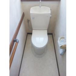 建てた当初のトイレでしたが、今回水漏れがあり交換する事になりました。今回のトイレは従来の物より節水型になり、手洗いのボウル面もだいぶ大きくなり水ハネも軽減できるトイレになりました。あと床も張替をしまして工事時間は1.5時間位で完成しました。
