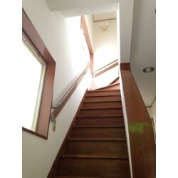 安全な階段の上り下りのため手すりを設置