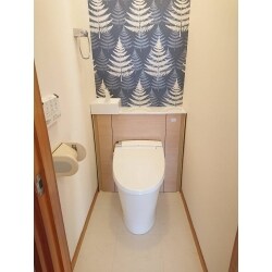 キャビネット付きのトイレで収納力もあり、カウンターのサイドに手洗い器があり使いやすくなりました。背面のアクセントクロスと両サイドのクロス、クッションフロアーも新しくホワイト系にして清潔感あふれるオシャレでスッキリした空間になりました。