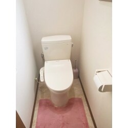 タンク有タイプで洗面ボウルは無しをお選びになり全体的にスッキリした感じになりました。壁紙とクッションフロアーも新しくされて白を基調とした清潔感ある空間にリメイクされました。