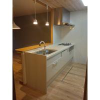 吊戸棚撤去、解放感あるキッチン空間