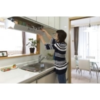 ご夫妻の身長を考慮した開放的なキッチン