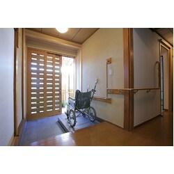 車椅子の生活を考え玄関アプローチをリフォーム。これで安心！