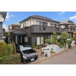 お手入れがいらない金属サイディング２色で張分けました。
