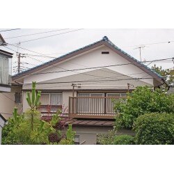 今までと全く違った明るい色の金属サイディングを選びました。