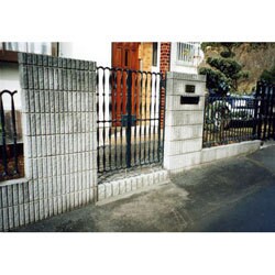 石畳風の玄関アプローチ