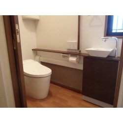 TOTOのタンクレストイレに交換いたしました。それに伴い内装も新しくしました。小さくてお洒落な洗面器もつけました。