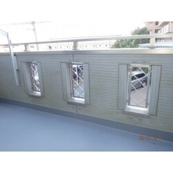 雨のポタポタが気になるとの事でしたので、２階の上部分に雨樋を新設しました。ベランダはＦＲＰ防水の施工をし、ベランダの壁部の開口部に飾り柵を設置しました。