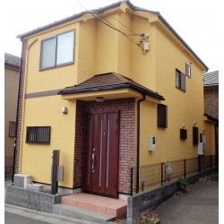 外壁のもとの色がくすんできていたのですが、外壁・屋根塗装で明るい外観が戻りました。ブラックだった屋根はダークブラウンに塗り替え、明るくなりました。