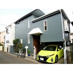 外壁・屋根塗装をしました。屋根は断熱セラミック塗材のガイナを採用しました。玄関ドアも交換して、綺麗になりました。