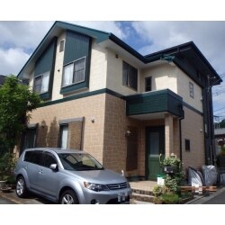 新築後約10年で、初めての外壁・屋根塗り替えでした。外壁はもとの色を若干変えてイメージチェンジし、屋根は外壁のイメージに合わせてグリーンを塗りました。屋根は遮熱塗料を採用致しました。可愛らしさとシャープさの両方を兼ね備えた、素敵な仕上がりになりました。ご近所様からの評判も良いそうです。