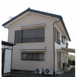 施工前は塗り壁でしたが、ヒビが目立っていたため、金属サイディングを貼る方法をご提案させて頂きました。今後メンテナンスが楽になります。