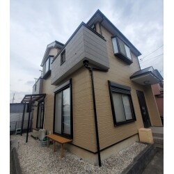 屋根・外壁塗装をしました。センス良く塗り分けて、温かみのある素敵な外観になりました。