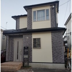 外壁塗装、屋根重ね葺きをしました。破風の一部、木が腐っていたところもしっかりと補修しました。早めの対処でお家を守る事ができました。