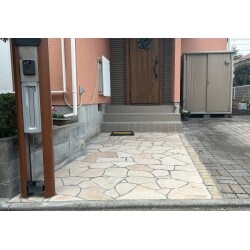 玄関までのアプローチを天然石の乱形に張替えました。建物の外観とマッチしています。