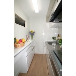 清潔感のある白いキッチンはTOTOの「クラッソ」です。