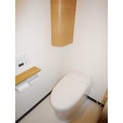 TOTOのネオレストです。タンクレストイレはスタイリッシュなデザインで空間を広く感じることができます。