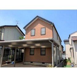 外壁の汚れやひび割れ箇所があり、コーキングの劣化も目立ってきたのできれいにしたいとのご相談でした。高耐久の樹脂サイディングで張り分けをご提案し、おしゃれな外観に生まれ変わりました。