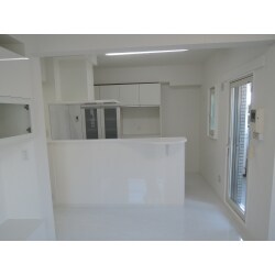 白を基調とした空間で、目線を広げ開放的なお住まいへ。
シンプルでスタイリッシュなイメージで統一し、お客様好みの空間へ完成させて頂くのも楽しみのひとつとなります。
