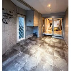 土間スペースに愛車を停め、愛でられるスペースづくり