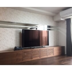 白い壁クロスのシンプルなマンション。インテリアタイルのエコカラットやミラー、造作家具などを設置してモデルルームのような空間になりました。
