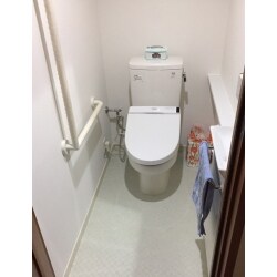 マンションのトイレを新しく入れ替えました。すっきりとしたデザインになり、壁紙やクッションフロアも一緒に新しく張りなおしたので、トイレ空間が新しく気持ちの良い空間になりました。