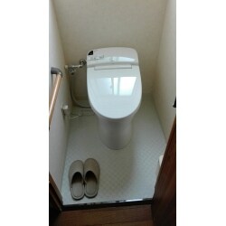 奥行が狭いトイレにタンクレスタイプで、お悩み解消！