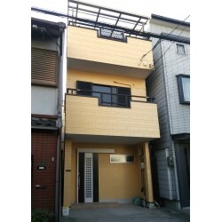 間口3.2ｍ、奥行のある縦長の３階建て住宅。ご家族６人+わんちゃん全員が快適に暮らせるように、間取り変更を含めた家全体のリフォームを行いました！リフォーム工事に合わせて、お引越し後の生活に必要になるエアコン取付けや家具のコーディネートなども、ご予算内でご用意いたしました。