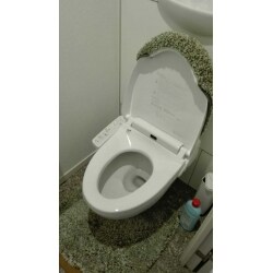 トイレのシャワー便座を交換取付けする工事を行いました。１日の内の数時間で終わる、お手軽リフォームです。