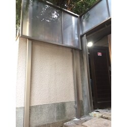 防犯対策に、塀の上部を守る囲いと両開きの門扉を新しく取り付けました！